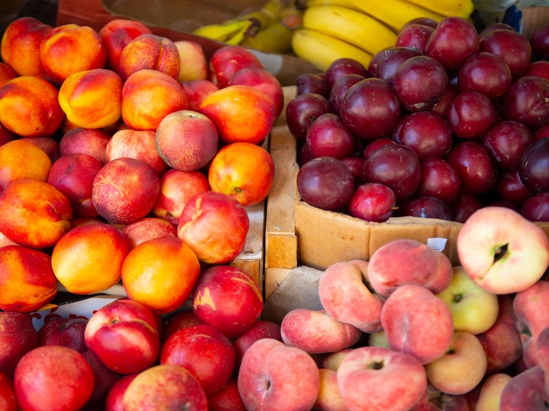 Nectarinas, ciruelas y melocotones frescos